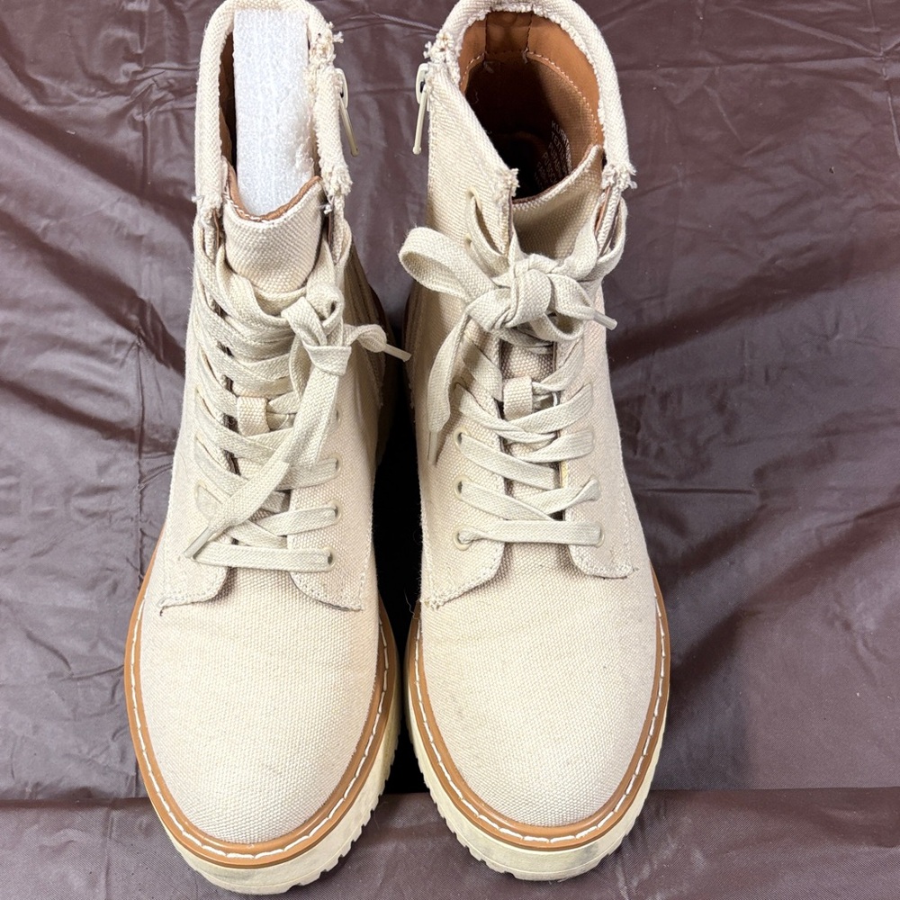 Madden girl casual boots women’s size 7. Cream colored.